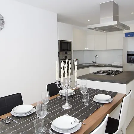 Luxury Apartment *