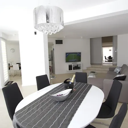 Luxury Apartment *